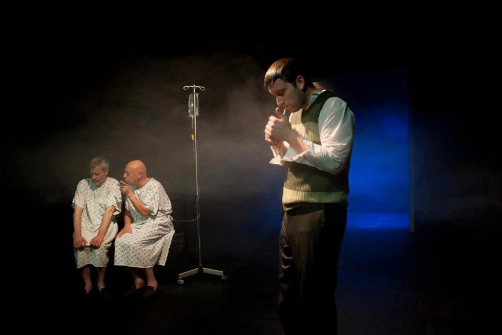 Scène du spectacle « Moins 2 » au Proscenium, avec Thibault Moës sur scène.