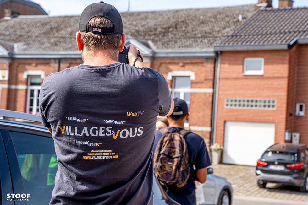 Thibault Moës en tournage extérieur pour Villages&Vous WebTV dans un village de la région liégeoise.