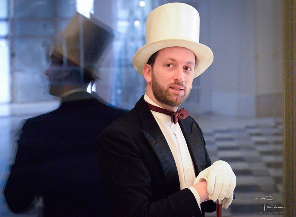 Thibault Moës en séance photo de théâtre à Liège, costume de scène et haut-de-forme.