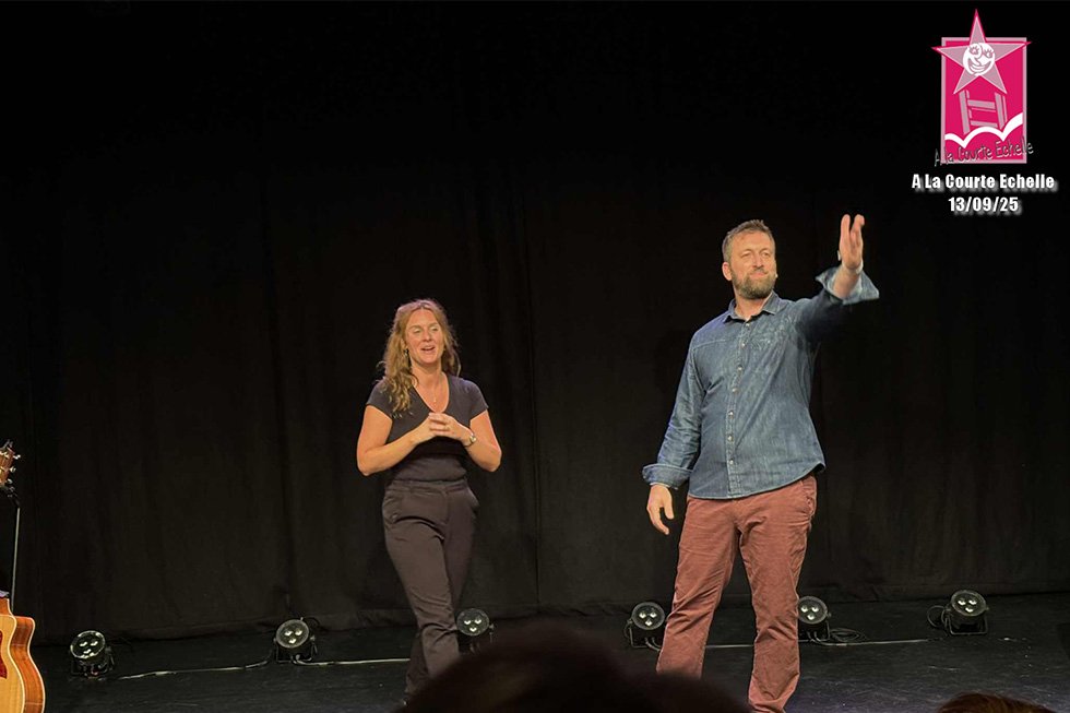 Thibault Moës sur scène à La Courte Échelle à Liège, en interaction avec le public.