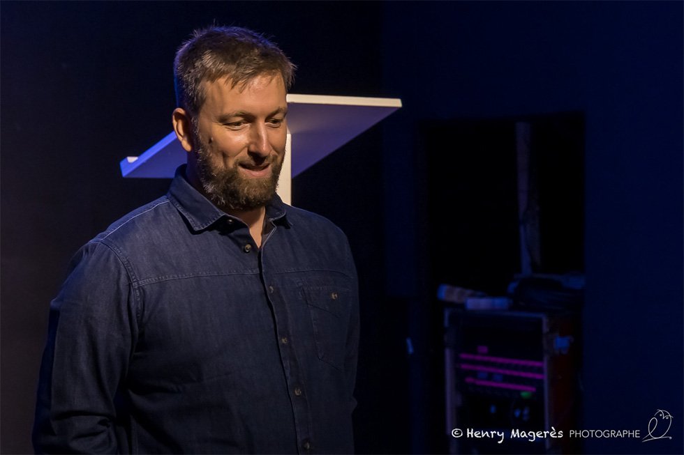 Thibault Moës sur scène au Hangar à Liège, dans son spectacle « Rien à dire… ou presque »