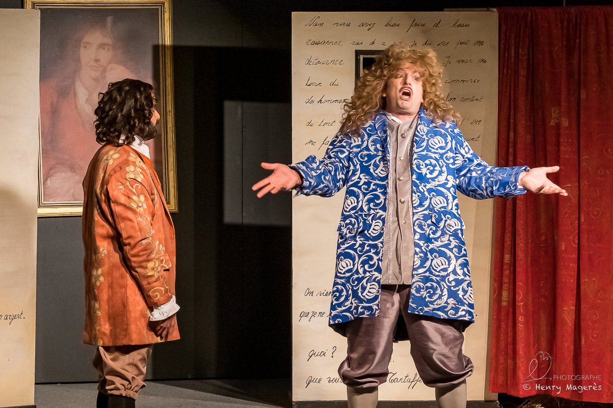 Thibault Moës en costume d’époque dans une pièce de Molière