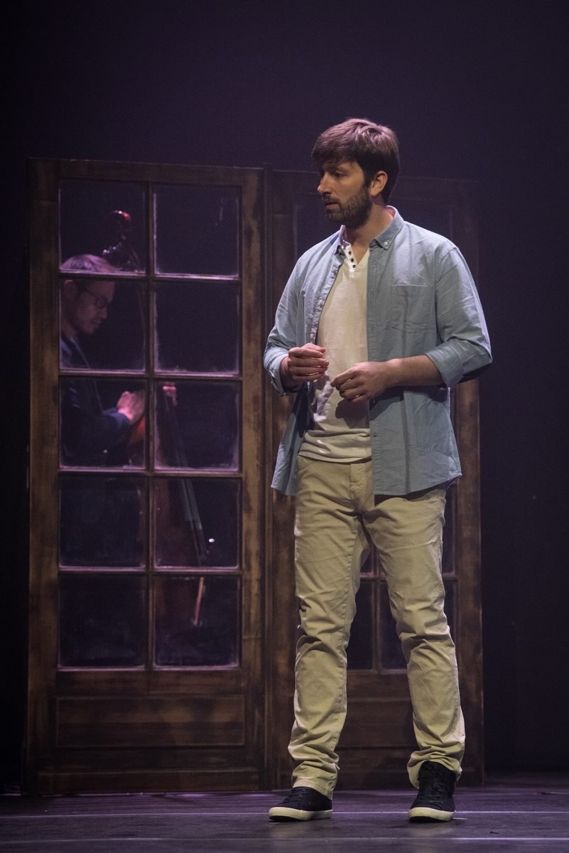 Thibault Moës sur scène dans le spectacle Constellations à Liège