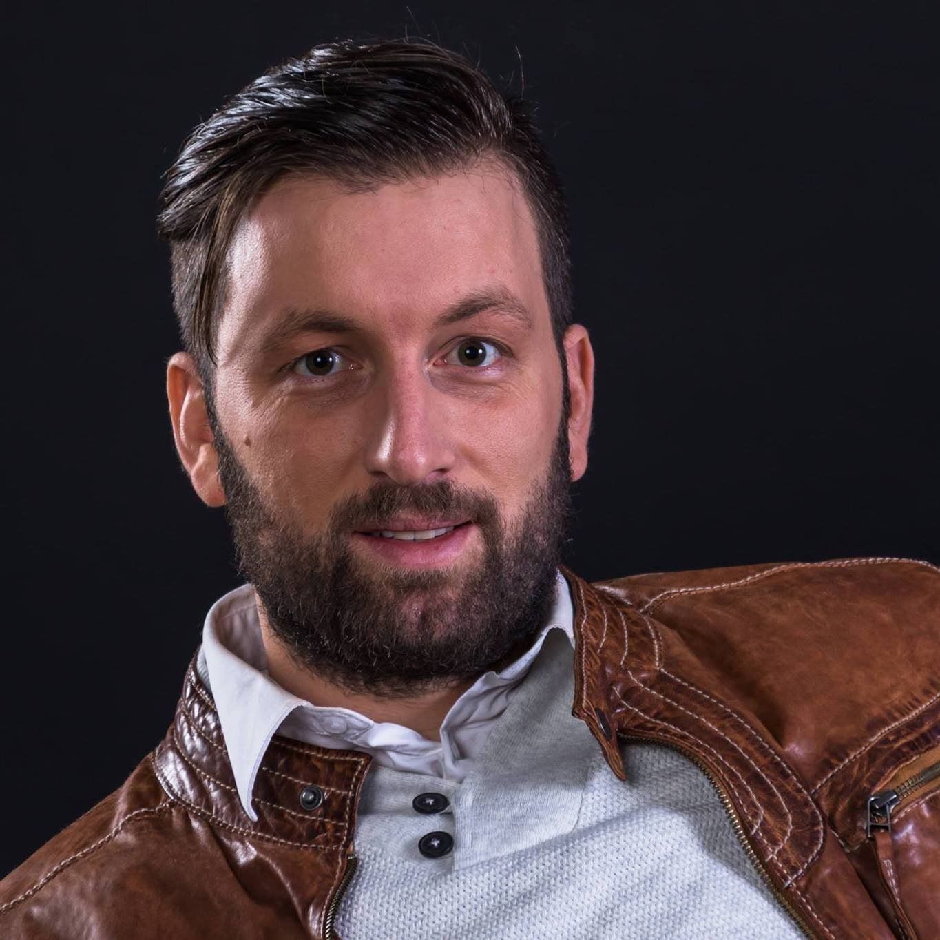 Thibault Moës, comédien et acteur belge, portrait artistique en studio.