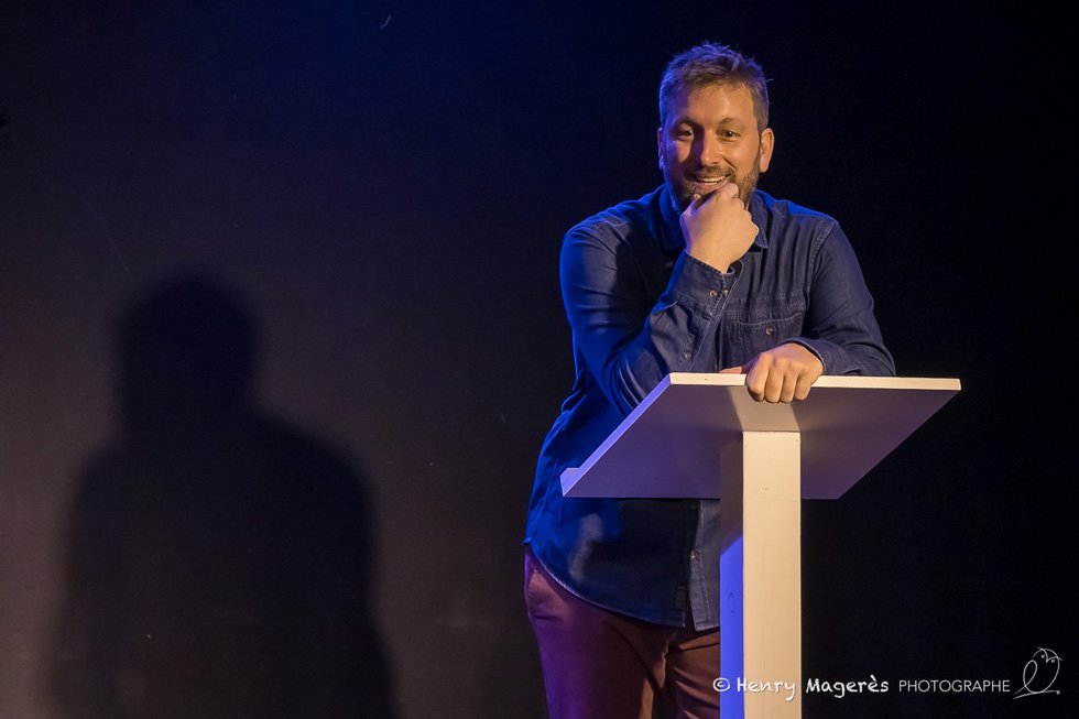Thibault Moës sur scène lors de son seul en scène « Rien à dire… ou presque ! » à Liège.