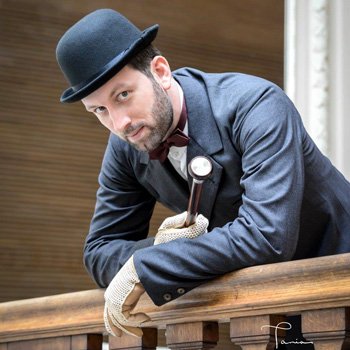 Thibault Moës lors d’une séance photo théâtrale à Liège