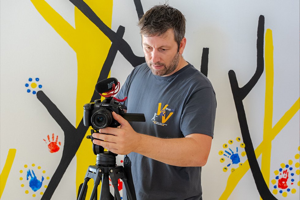 Thibault Moës, vidéaste et fondateur de Villages&Vous WebTV, en tournage à Liège.