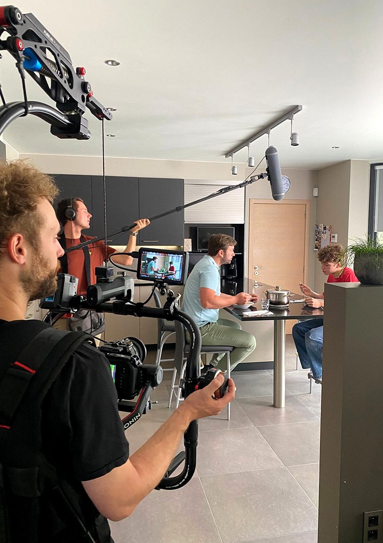 Thibault Moës en tournage publicitaire dans une cuisine moderne à Liège.