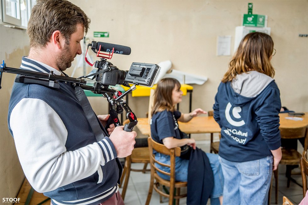 Thibault Moës filme une interview pour Villages&Vous WebTV avec des acteurs culturels à Liège.